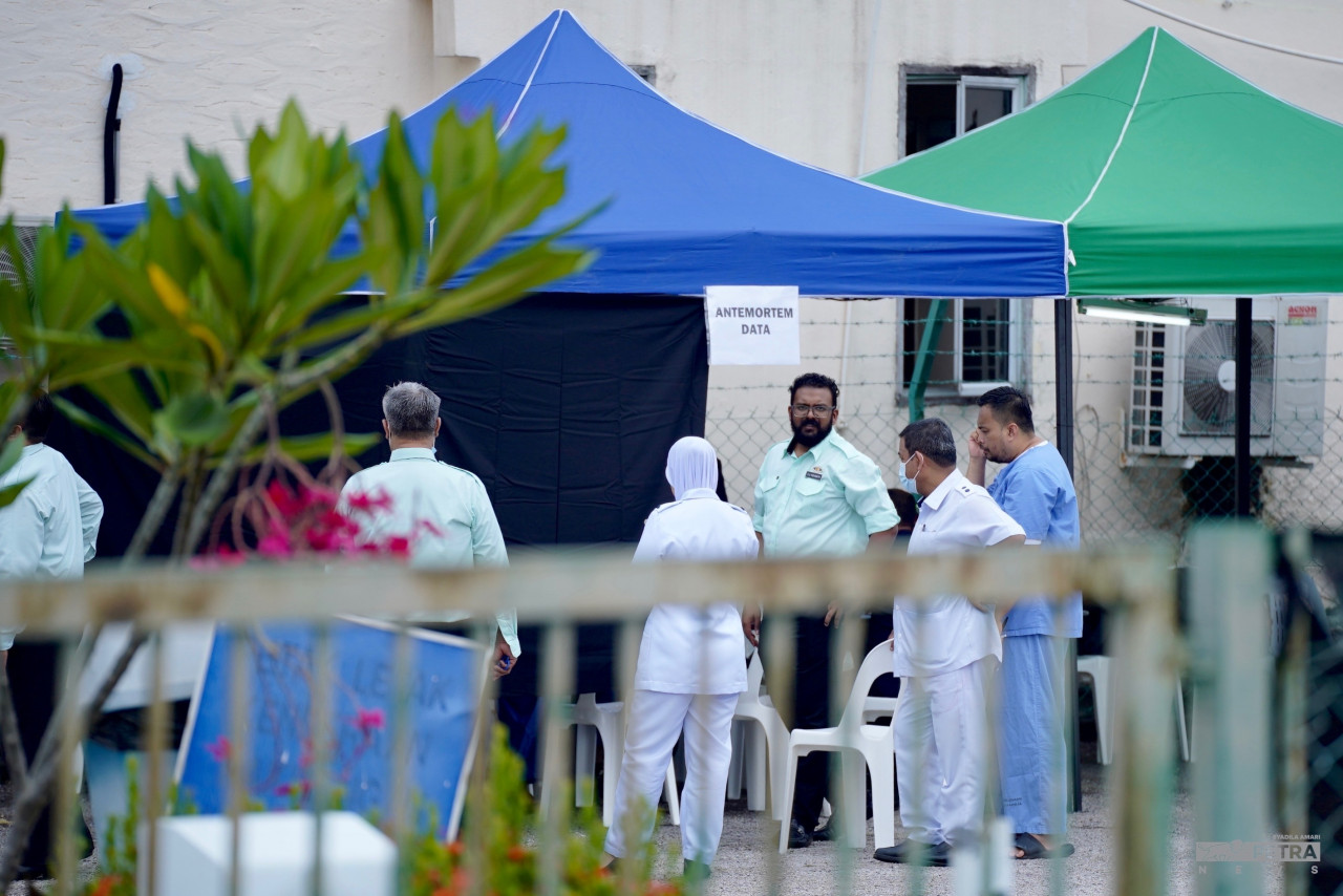 Tengku Ampuan Rahimah Hospital forensics department staff waiting for the return of data on the victims’ DNA samples. – SYADILA AMARI/The Vibes pic, August 19, 2023