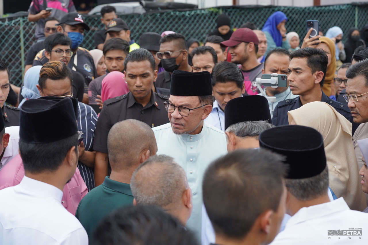 Prime Minister Datuk Seri Anwar Ibrahim (centre) listening to the victims’ next of kin. – SYADILA AMARI/The Vibes pic, August 19, 2023