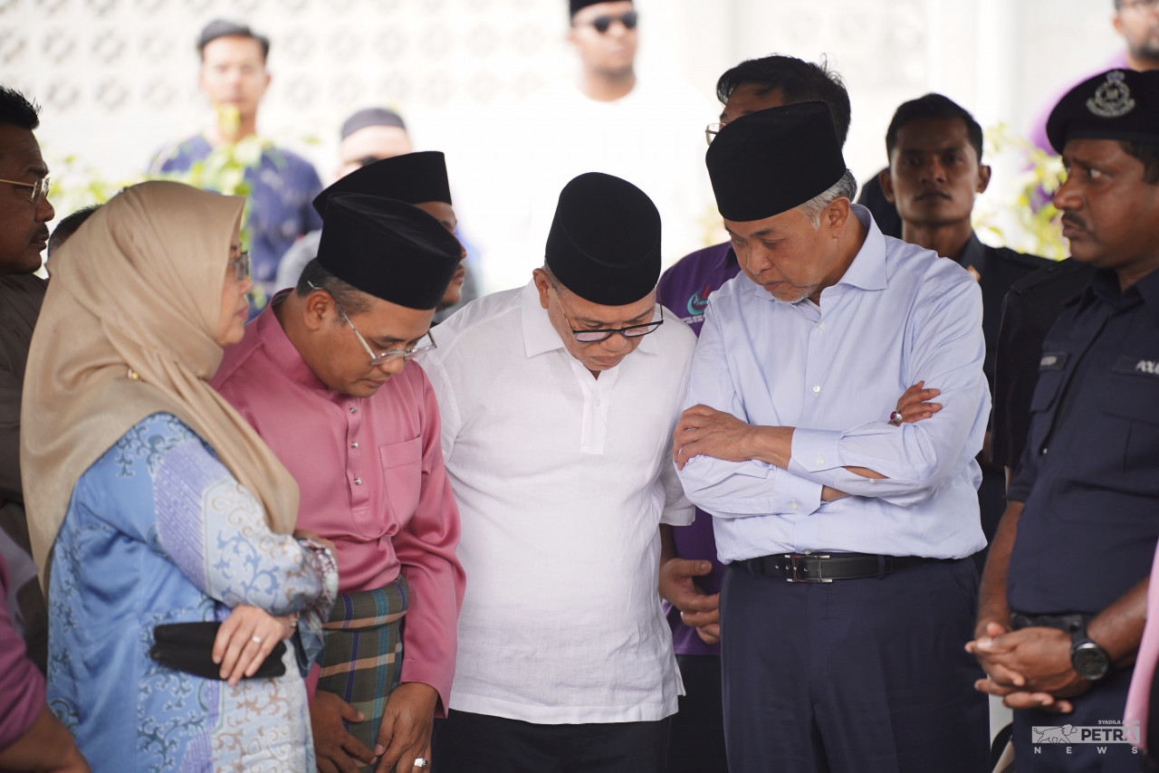 Besides the prime minister, (from left to right) Health Minister Dr Zaliha Mustafa, Selangor caretaker menteri besar Datuk Seri Amirudin Shari, Pahang Menteri Besar Datuk Seri Wan Rosdy Wan Ismail, and Deputy Prime Minister Datuk Seri Ahmad Zahid Hamidi were also there to lend their support to the families of the victims. – SYADILA AMARI/The Vibes pic, August 19, 2023