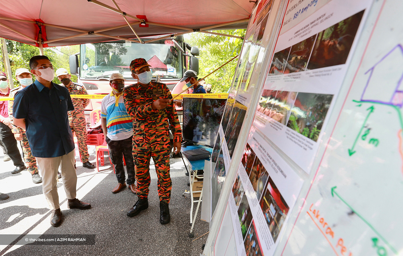 Datuk Seri Mohamed Azmin Ali being briefed by emergency response teams on its landslide operations. – AZIM RAHMAN/The Vibes pic, September 18, 2021