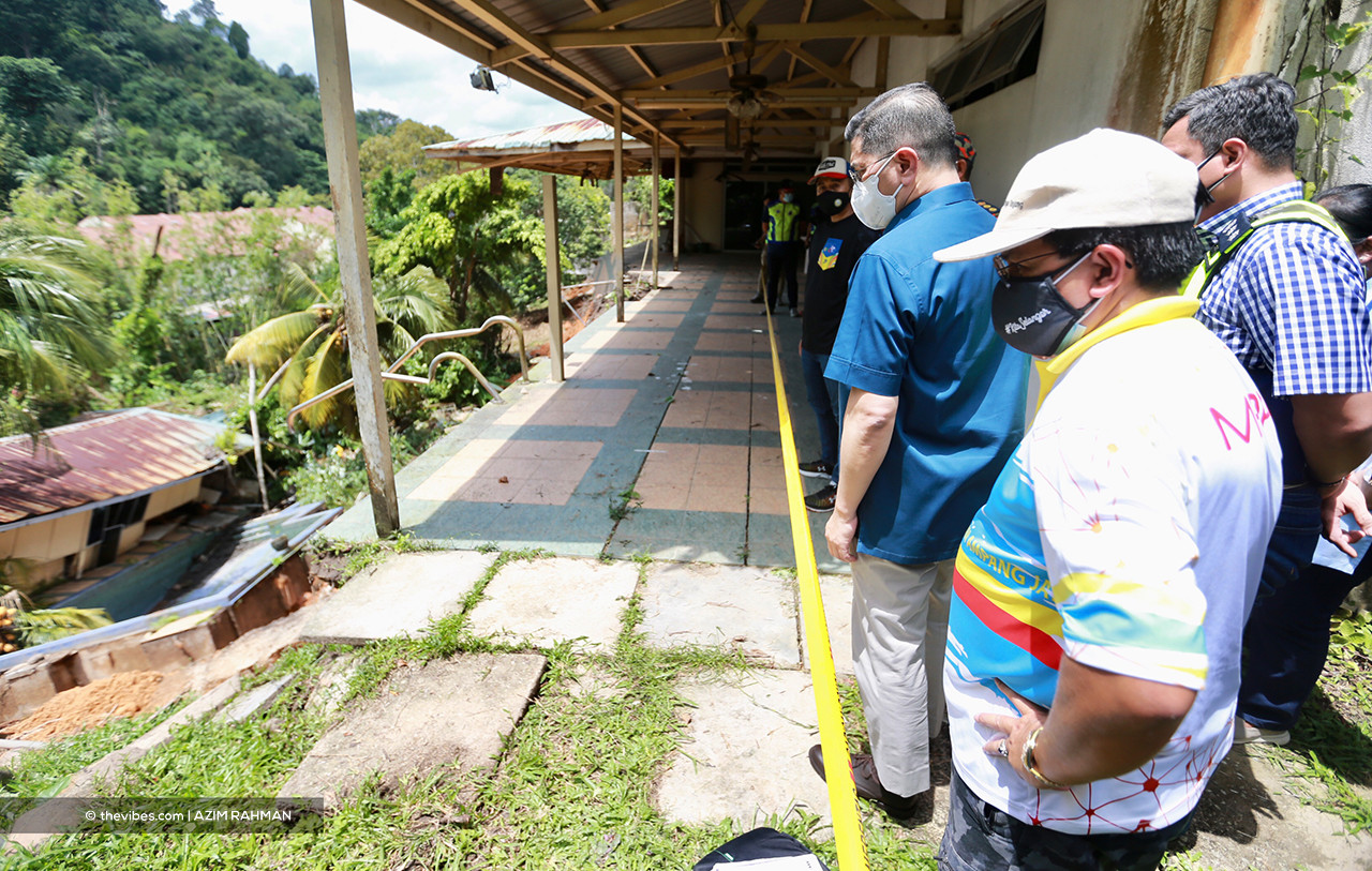 Datuk Seri Mohamed Azmin Ali (third from left) surveying the damage caused by yesterday’s landslide. – AZIM RAHMAN/The Vibes pic, September 18, 2021