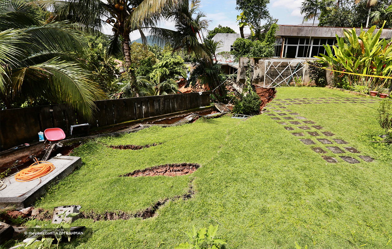 Soil movement visible at a house in Kemensah Heights. – AZIM RAHMAN/The Vibes pic, September 18, 2021