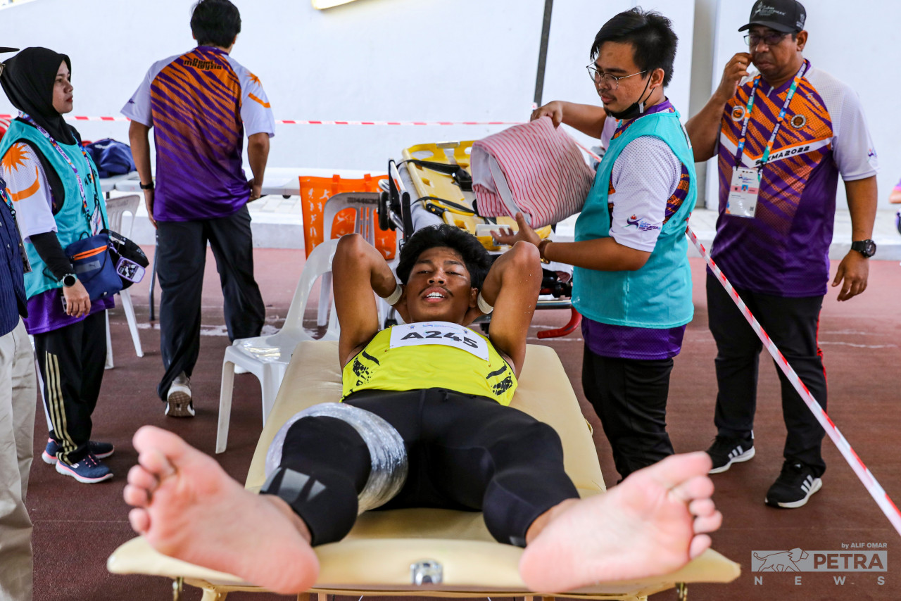 Muhammad Azeem Mohd Fahmi being examined by the medical officers, and later given icing on his thighs after the race. He has been taken to the National Sports Institute for further observation. – ALIF OMAR/The Vibes pic, September 18, 2022