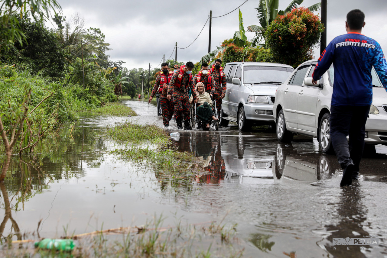 Selangor Fire and Rescue Department director Norazam Khamis says among the areas in Klang that were flooded under 1m of water were Kg Nelayan, Teluk Gong and Port Klang involving 106 victims when water overflowed from a sewage area and drain. – ALIF OMAR/The Vibes pic, December 18, 2021