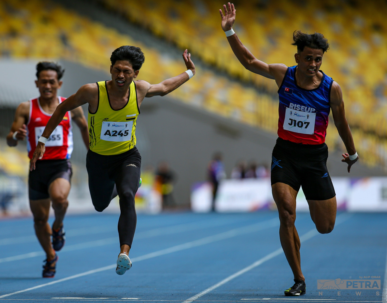 National sprint star Muhammad Azeem Mohd Fahmi fails to add another gold medal to his tally after winning the 100m, as a hamstring injury cost him the win at the 200m race, giving way for Johor’s Muhammad Arsyad Md Saat to claim the win. – ALIF OMAR/The Vibes pic, January 8, 2023