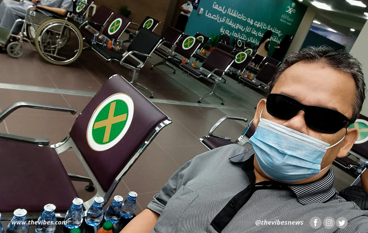 Ariffin Mamat, affectionately known as Pak Pin, at the Saudi health facility after getting the first jab of the Pfizer-BioNtech Covid-19 vaccine. – Pic courtesy of Ariffin Mamat’s Facebook, January 20, 202