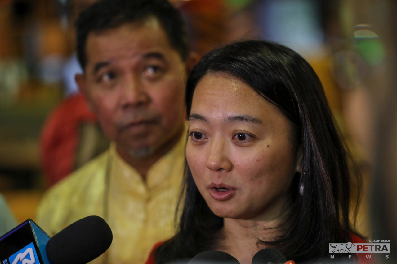 Youth and Sports Minister Hannah Yeoh wishes all Malaysians a prosperous Chinese New Year, and advises road users to reduce their time spent on mobile phones while behind the wheel. – ALIF OMAR/The Vibes pic, January 22, 2023