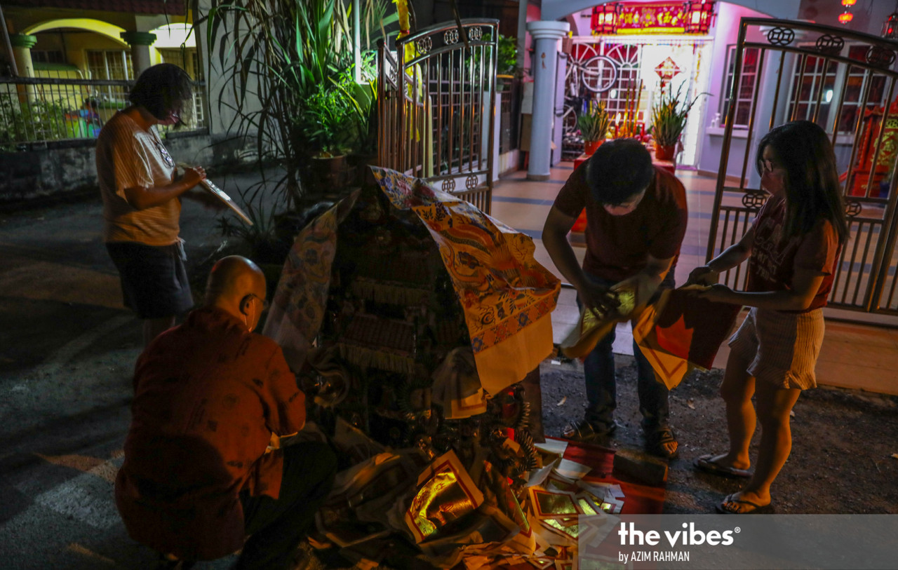 Gan See Chan and his family preparing an elaborate paper house to mark the Hokkien New Year in Klang last night. – AZIM RAHMAN/The Vibes pic, February 20, 2021