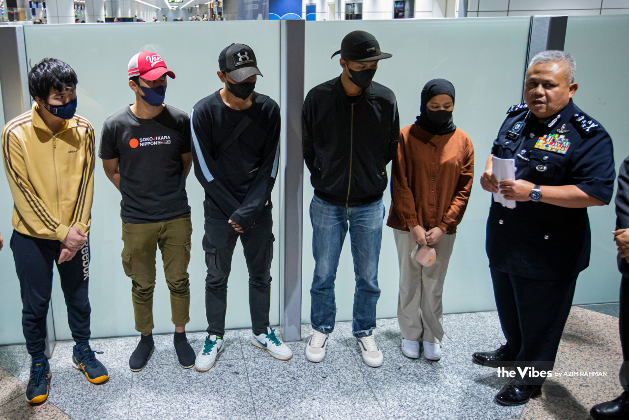 Bukit Aman Criminal Investigation Department director Datuk Seri Abd Jalil Hassan (right) with the five Malaysian job scam victims who were rescued from Thailand. He said that two local job agencies were suspected to be masterminds behind luring Malaysian victims. – AZIM RAHMAN/The Vibes pic, February 19, 2023