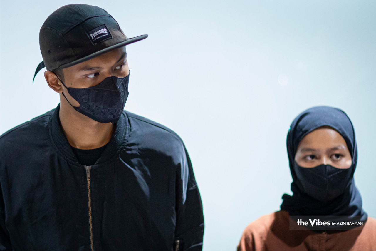 Five job syndicate victims, including a woman, arrived at the Kuala Lumpur International Airport from Bangkok today. All the victims, aged between 19 and 26, were brought back to Malaysia by Malaysian police and the Foreign Affairs Ministry. – AZIM RAHMAN/The Vibes pic, February 19, 2023