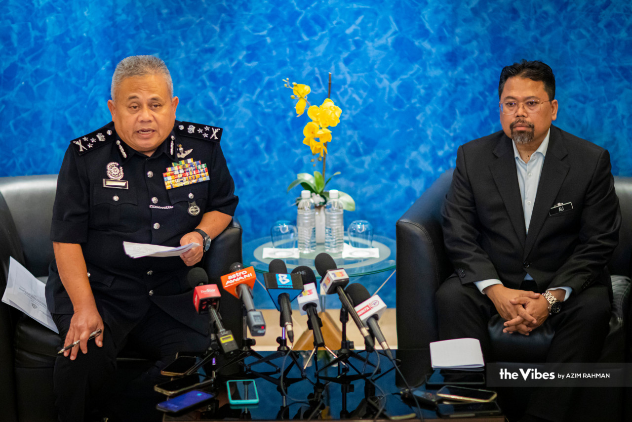 According to Datuk Seri Abd Jalil Hassan (left), there are still 14 Malaysians believed to be stranded in Thailand so far. Jalil also says that two employment agencies in the country are suspected of masterminding the recruitment of Malaysian citizens to be fraudulently sent as workers under a foreign employment syndicate. – AZIM RAHMAN/The Vibes pic, February 19, 2023