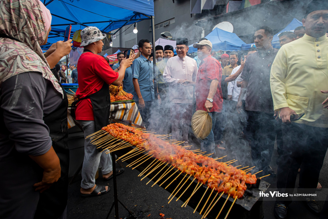 Datuk Seri Anwar Ibrahim visits a satay stall at the PKNS Ramadan Bazaar and mingles with bazaar traders and visitors. – AZIM RAHMAN/The Vibes pic, April 19, 2023
