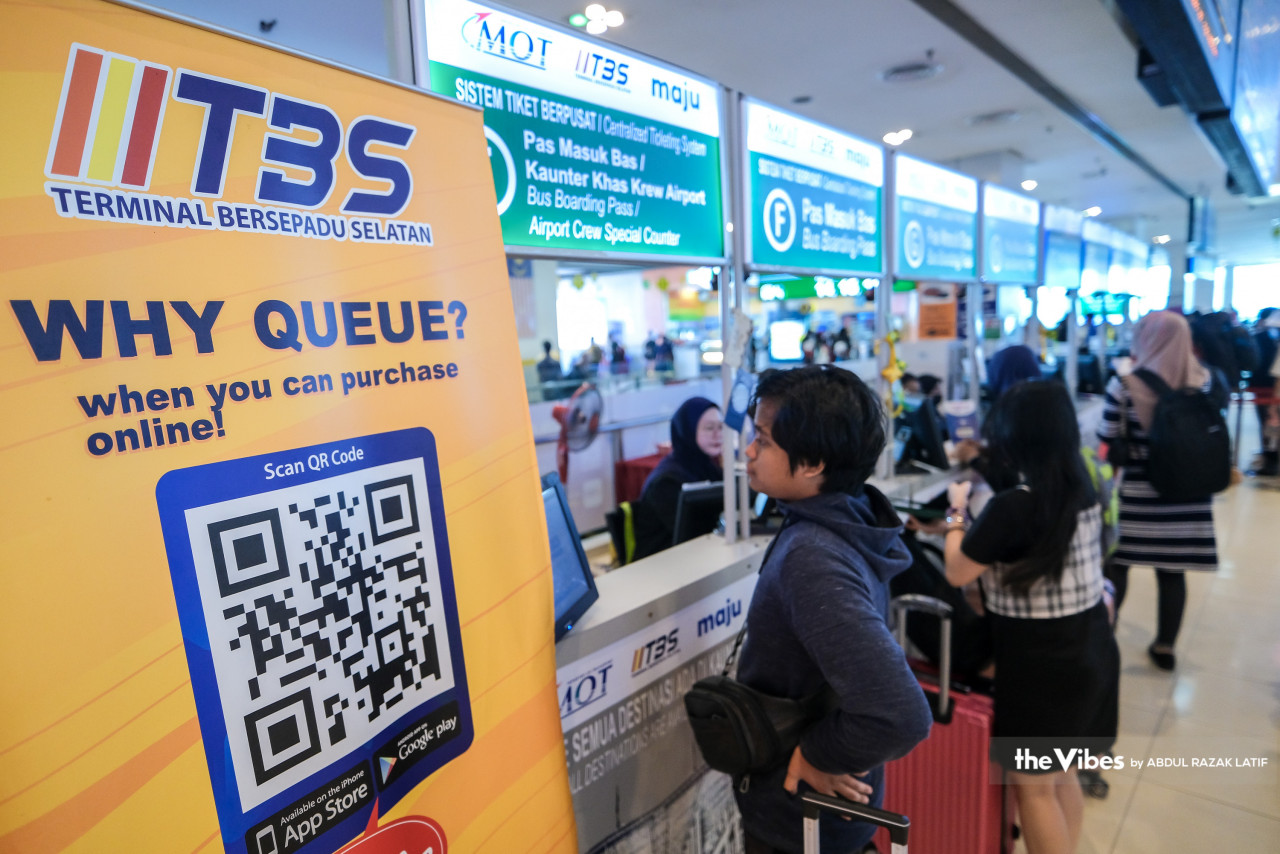Now, people do not need to queue to purchase bus tickets departing from the Southern Integrated Bus Terminal as they can do so online, where they will then receive a QR code to replace conventional printed-out tickets for quicker boarding. – ABDUL RAZAK LATIF/The Vibes pic, April 19, 2023