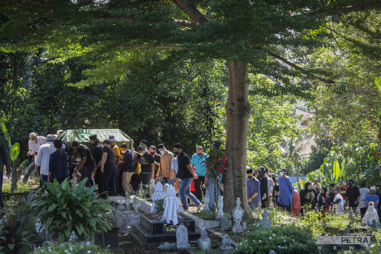 After prayers were completed at the mosque, Adibah’s body was brought to the Keramat Permai Muslim Burial Grounds here and laid to rest. – SAIRIEN NAFIS/The Vibes, June 19, 2022