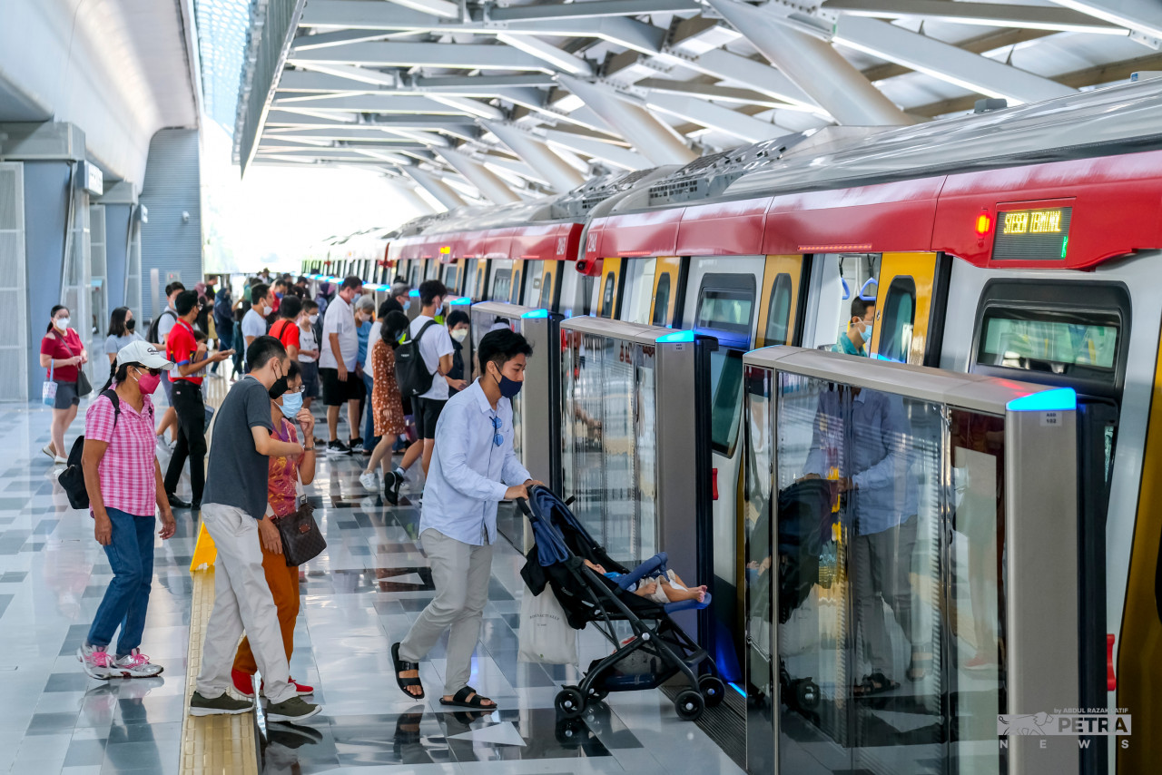 An industry insider claims that the driverless train system on Mass Rapid Transit 1 and MRT 2 lines are not free from teething problems. – ABDUL RAZAK LATIF/The Vibes pic, January 12, 2023