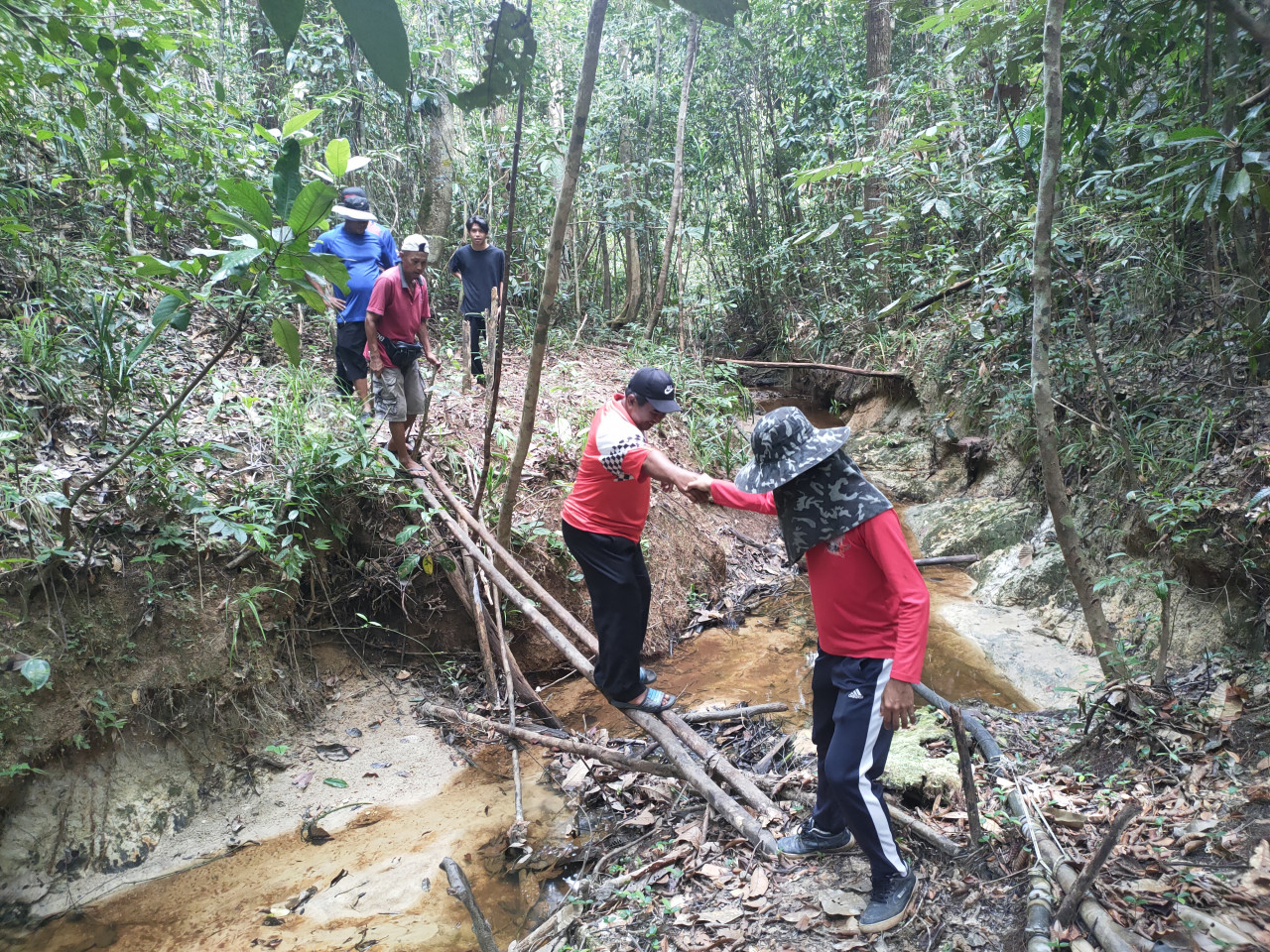  A group of about ten villagers would need to walk to the ponds – 3km away – to release air bubbles from the pipes two to three times a week. – REBECCA CHONG/The Vibes pic, August 21, 2022