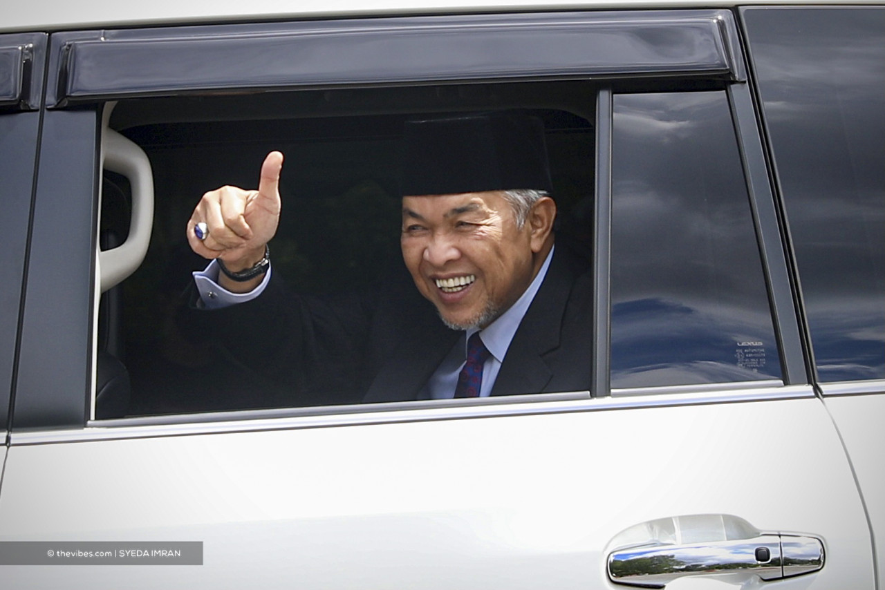 Datuk Seri Ahmad Zahid Hamidi is all smiles as he flashes a thumbs up to journalists. – SYEDA IMRAN/The Vibes pic, August 19, 2021