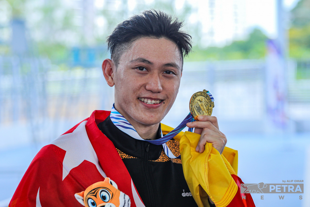 Selangor athlete Terence Ng recorded his personal best of 1m 51.29s and wins gold in the men’s 200m freestyle event. – ALIF OMAR/The Vibes pic, September 19, 2022