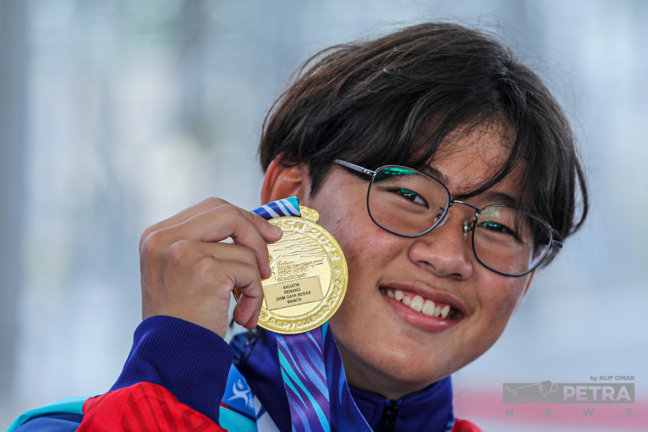 Sabah athlete Loo Yie Bing took home a gold medal in the women’s 200m freestyl event in the 20th Malaysia Games today. – ALIF OMAR/The Vibes pic, September 19, 2022