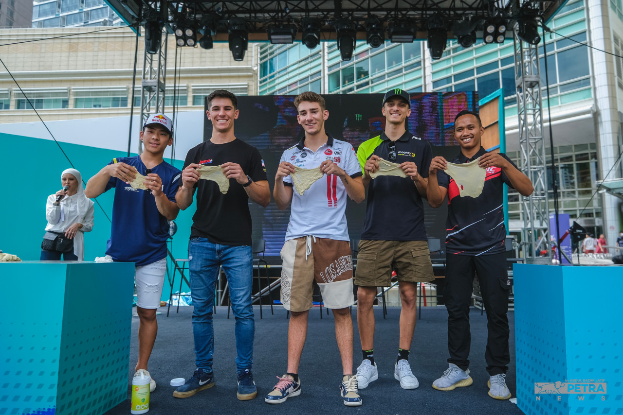 In the afternoon, riders Luca Marini, Sean Dylan Kelly, Riccardo Rossi, Ayumu Sasaki and Damok were back in action at the KLCC Esplanade for a special Tebar & Tarik session organised by Petronas. – ABDUL RAZAK LATIF/The Vibes pic, October 19, 2022