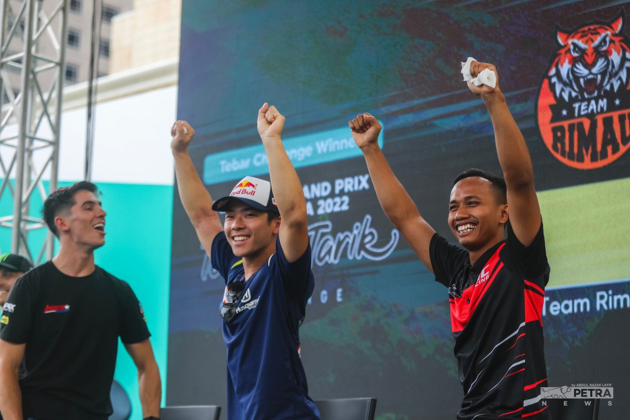 Hometown hero Syarifuddin Azman (right) and Ayumu Sasaki win the contest as they made more roti canai that were considered ‘well made’. – ABDUL RAZAK LATIF/The Vibes pic, October 19, 2022