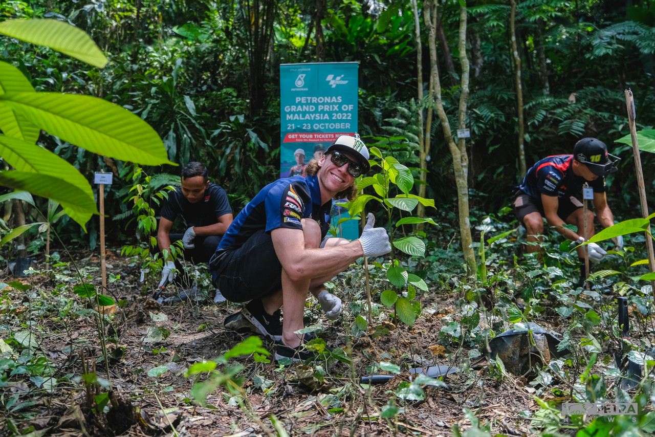 The riders hike along the trails to a location where they plant saplings together in an effort to show their commitment to caring for the environment. – ABDUL RAZAK LATIF/The Vibes pic, October 19, 2022