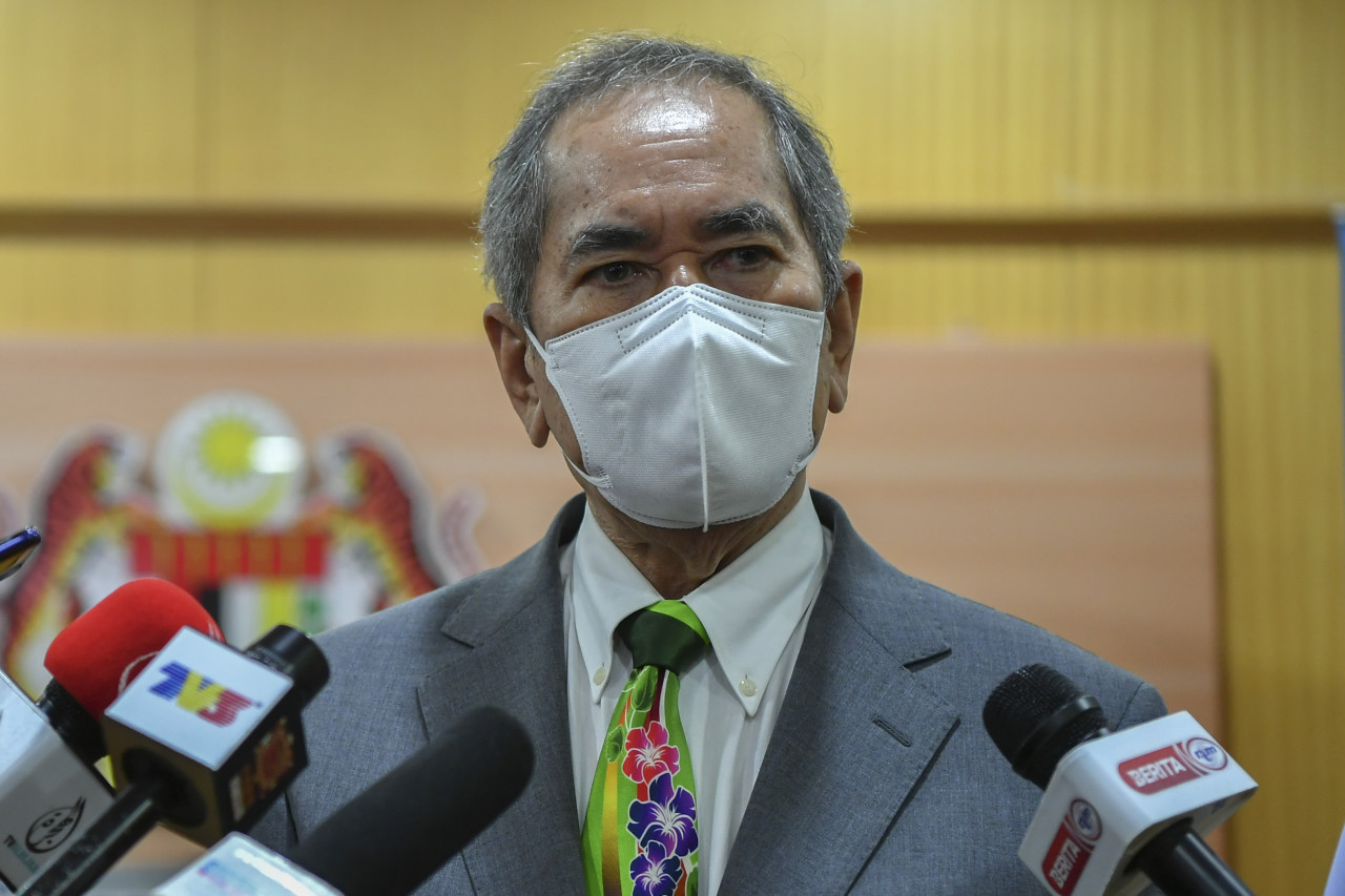 Law minister Datuk Seri Wan Junaidi Tuanku Jaafar has declared his personal goal of tabling relevant bills towards restoring Sabah and Sarawak's equal statuses in the Federation within 100 days of coming to power. – Bernama pic, October 4, 2021
