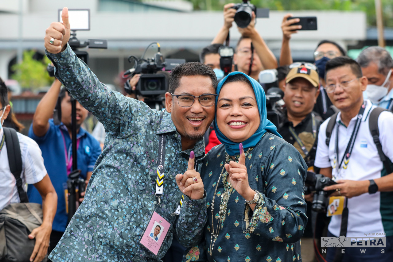 As of 7.15pm, Tambun incumbent Datuk Seri Ahmad Faizal Azumu holds a small lead with 984 votes, followed by Barisan Nasional (353), Pakatan Harapan chairman Datuk Seri Anwar Ibrahim (118), and Pejuang (seven). Only 1,462 ballots have been counted so far. – ALIF OMAR/The Vibes pic, November 19, 2022