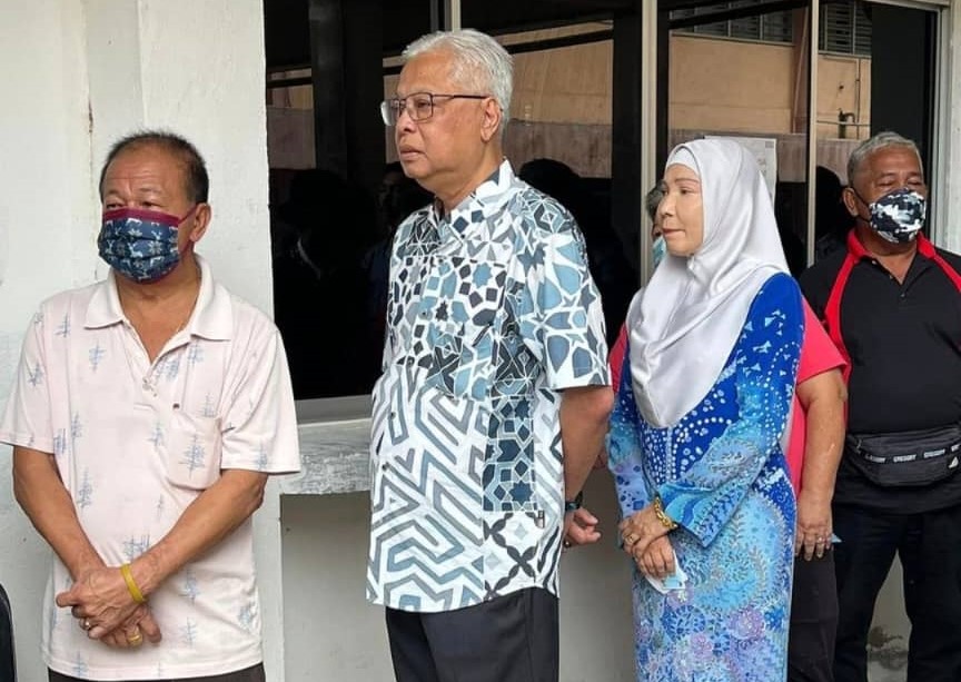 Caretaker prime minister Datuk Seri Ismail Sabri Yaakob and his wife Datin Seri Muhaini Zainal Abidin arrive at SMK Bandar Kerayong in Bera. –Social media pic, November 19, 2022