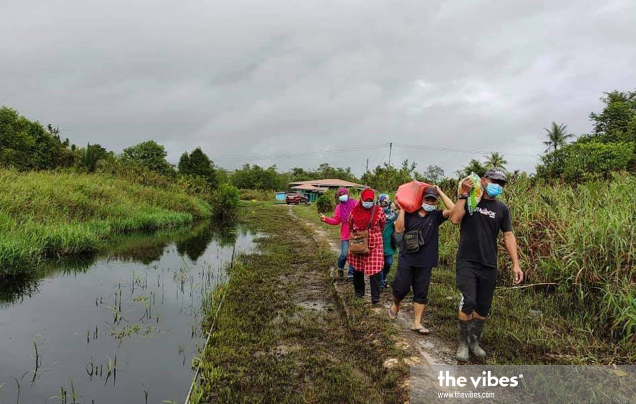 Wanita Umno members in Beaufort heading out to deliver food baskets to the needy in the southwestern district. - The Vibes pic, January 20, 2021