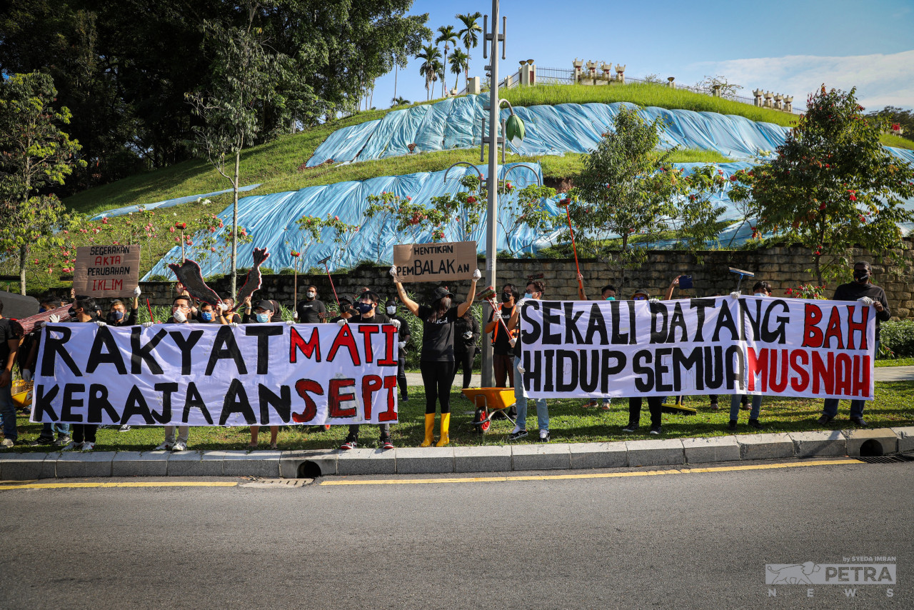 Concurrently on the opposite side of Jalan Parlimen, Muda holds a demonstration on floods and the climate crisis. – SYEDA IMRAN/The Vibes pic, January 20, 2022