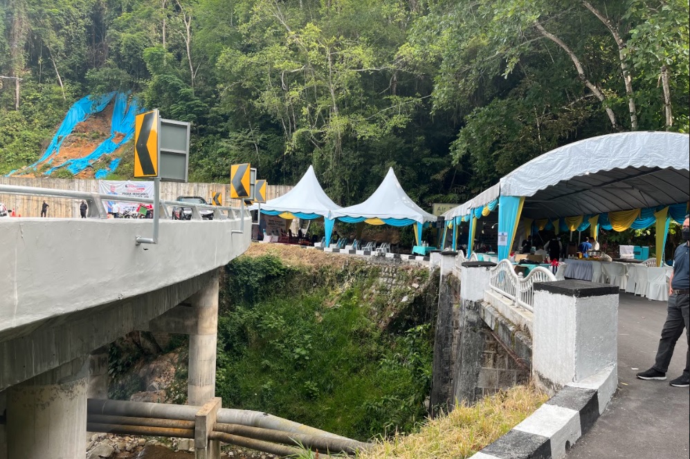 The Titi Kerawang Bridge replacement project at FT006/41/93 was completed on May 31, last year, involving a 160m route to replace the old, narrow bridge with a 90-degree angle curve that was too difficult for large vehicles such as tour buses to manoeuvre. – RACHEL YEOH/The Vibes pic, March 20, 2022
