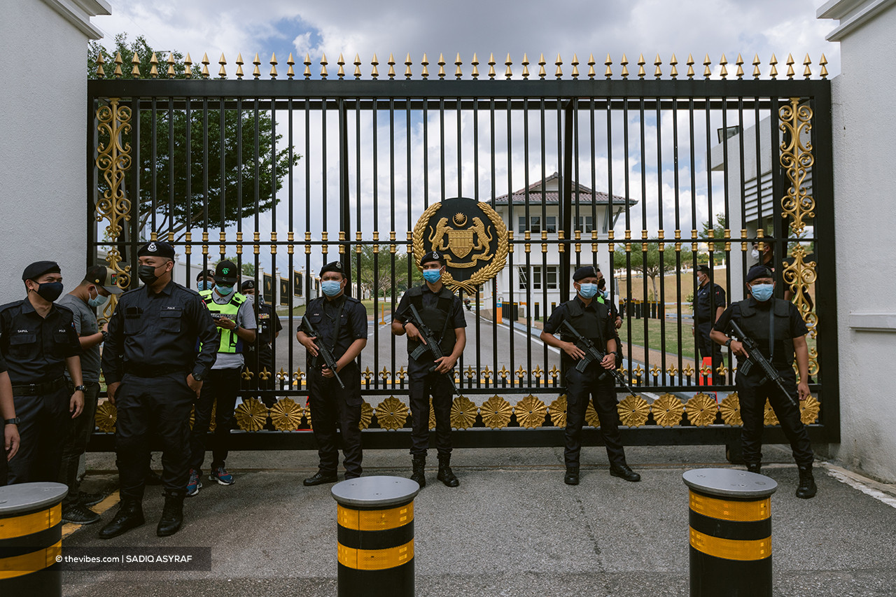 Police guarding an entrance to Istana Negara today as opposition leaders submitted a memorandum to the palace. – SADIQ ASYRAF/The Vibes pic, April 20, 2021