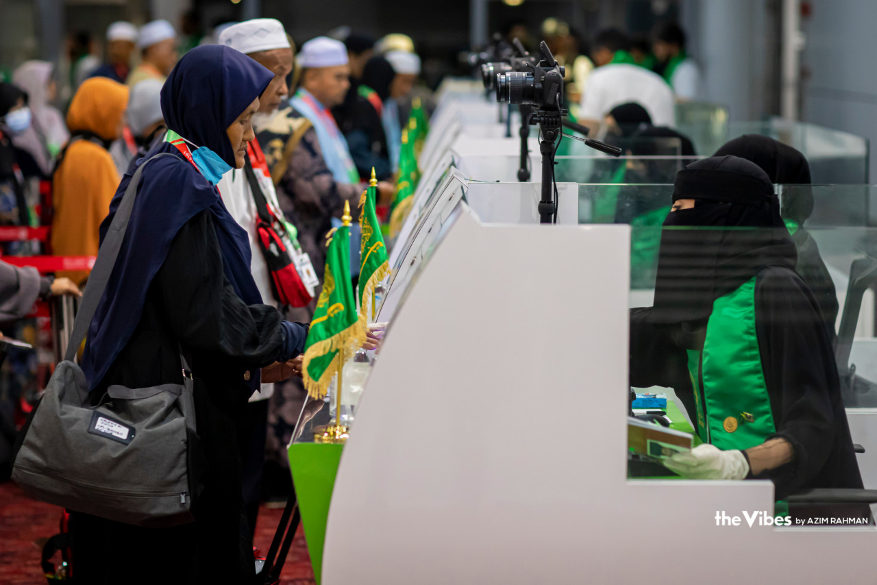 Haj pilgrims go through immigration checks at KLIA instead of the usual process of having it checked at their destination. This is made possible with the Makkah Route initiative. – AZIM RAHMAN/The Vibes pic, May 21, 2023