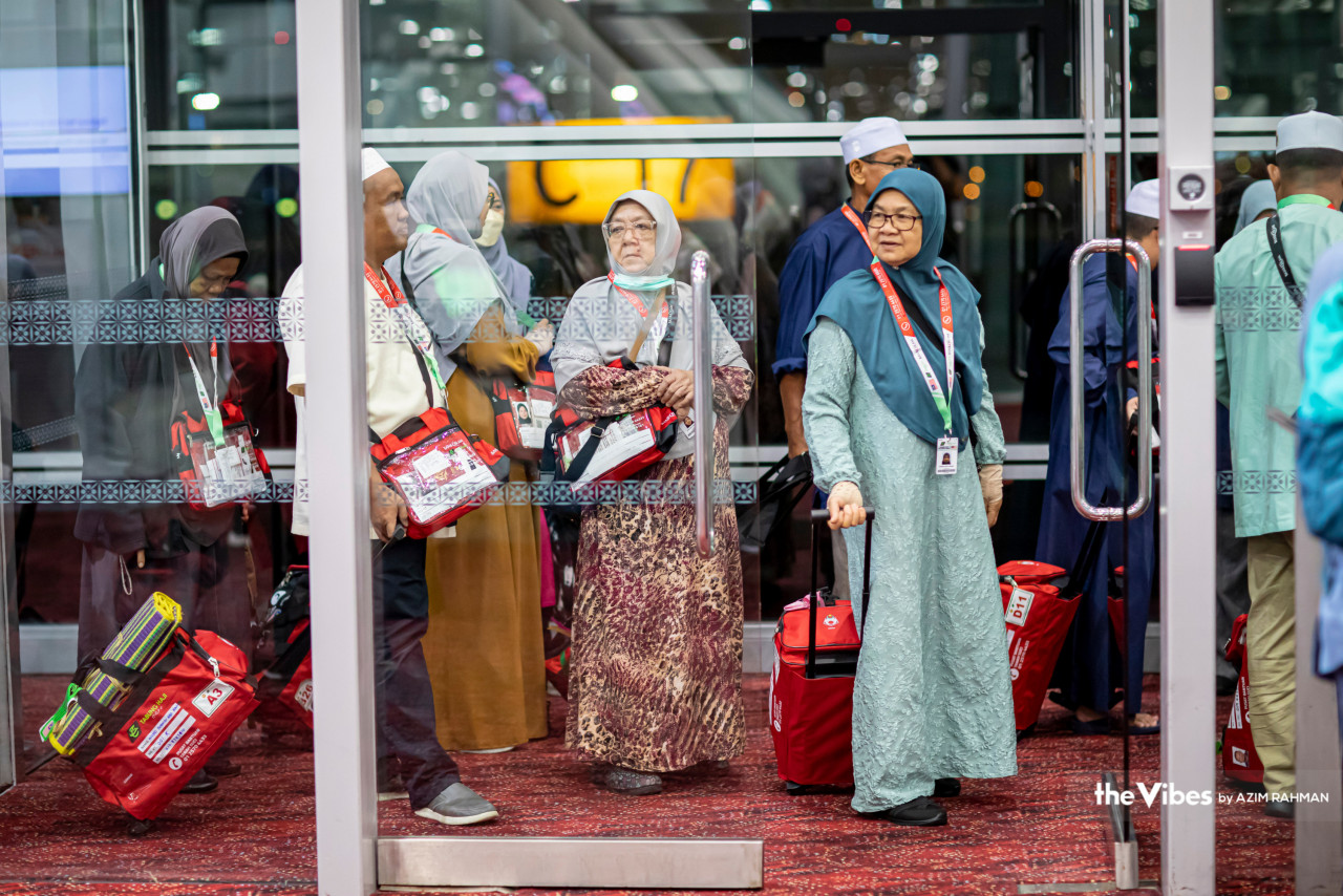 Men and women from the the first batch of haj pilgrims this year queue at the boarding gate with their group before taking off for a long flight. – AZIM RAHMAN/The Vibes pic, May 21, 2023