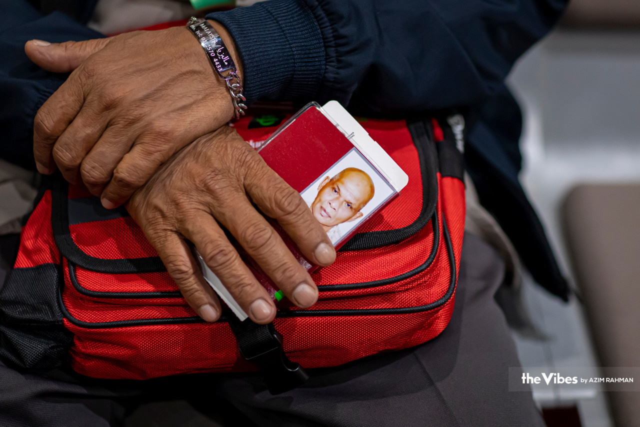 A haj pilgrim holds his passport and travel documents tightly, anticipating the start to his haj experience beginning the in the city of Medina. – AZIM RAHMAN/The Vibes pic, May 21, 2023