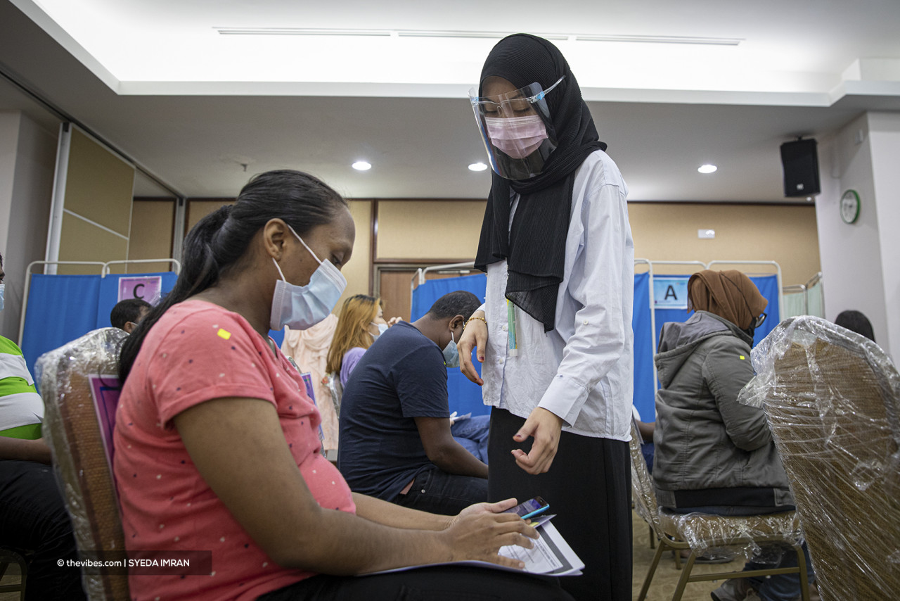 Pusrawi Hospital personnel have roped in their family members, friends and even neighbours as volunteers to help cope with the demanding duties that come with the facility being a Covid-19 vaccination centre. – SYEDA IMRAN/The Vibes pic, July 21, 2021
