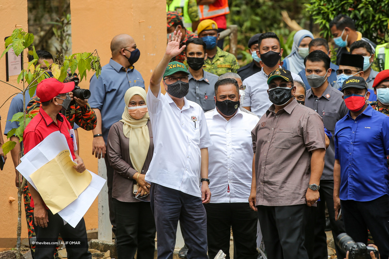 Datuk Seri Ismail Sabri Yaakob waves to the press while on a visit to flood-hit areas in Yan, Kedah today. – The Vibes pic, August 23, 2021