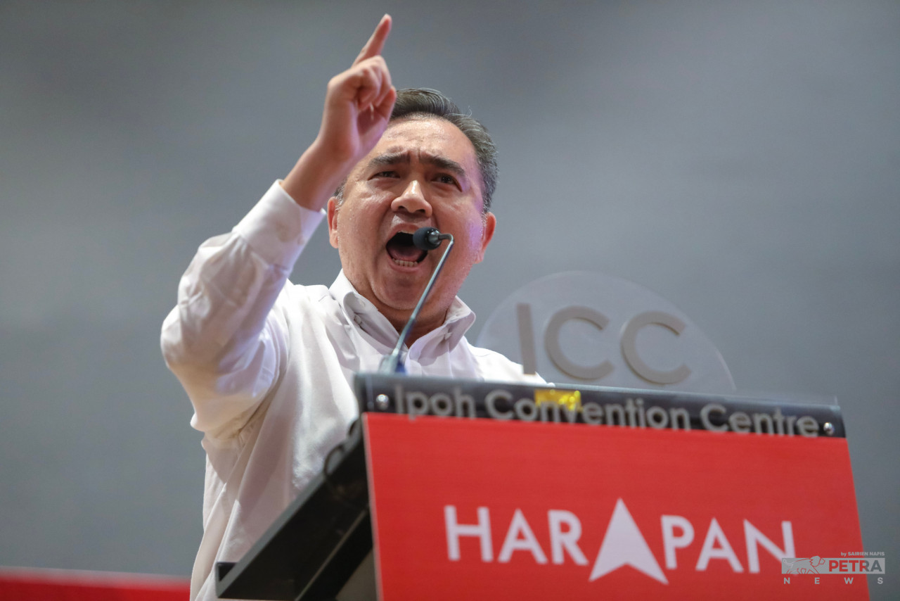 As of 8.20pm, PH’s candidate Anthony Loke takes a handsome lead in Seremban with 10,377 votes of the overall 15,679 ballots counted. BN is behind  2,794 votes, while PN is third with 2,303 votes. – The Vibes file pic, November 19, 2022