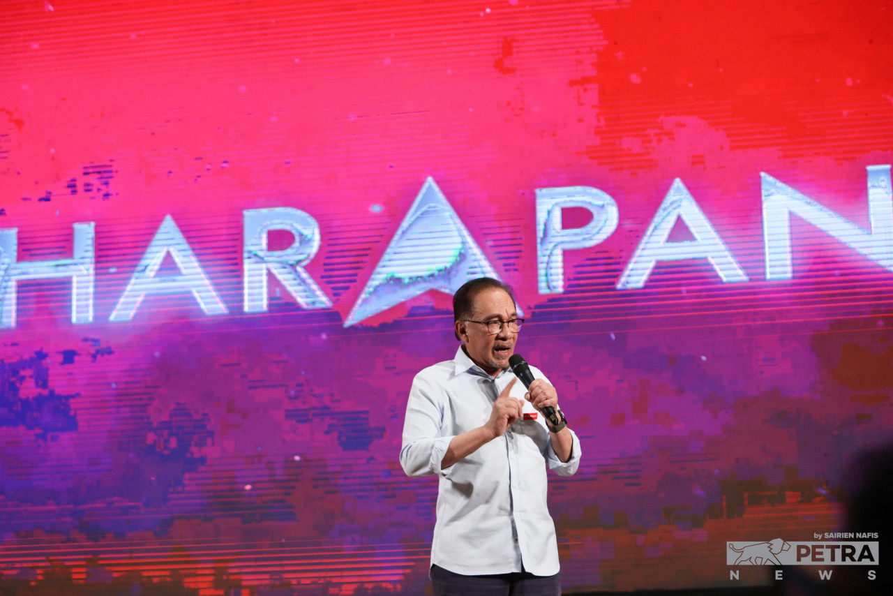 Datuk Seri Anwar Ibrahim pledges if Pakatan Harapan comes into power and he is appointed as the next prime minister, among his first moves would be to slash his own salary and that of ministers, as well as reduce the number of cabinet members, serving as an example that changes should start at the very top, particularly as common citizens continue to suffer. – SAIRIEN NAFIS/The Vibes pic, October 20, 2022