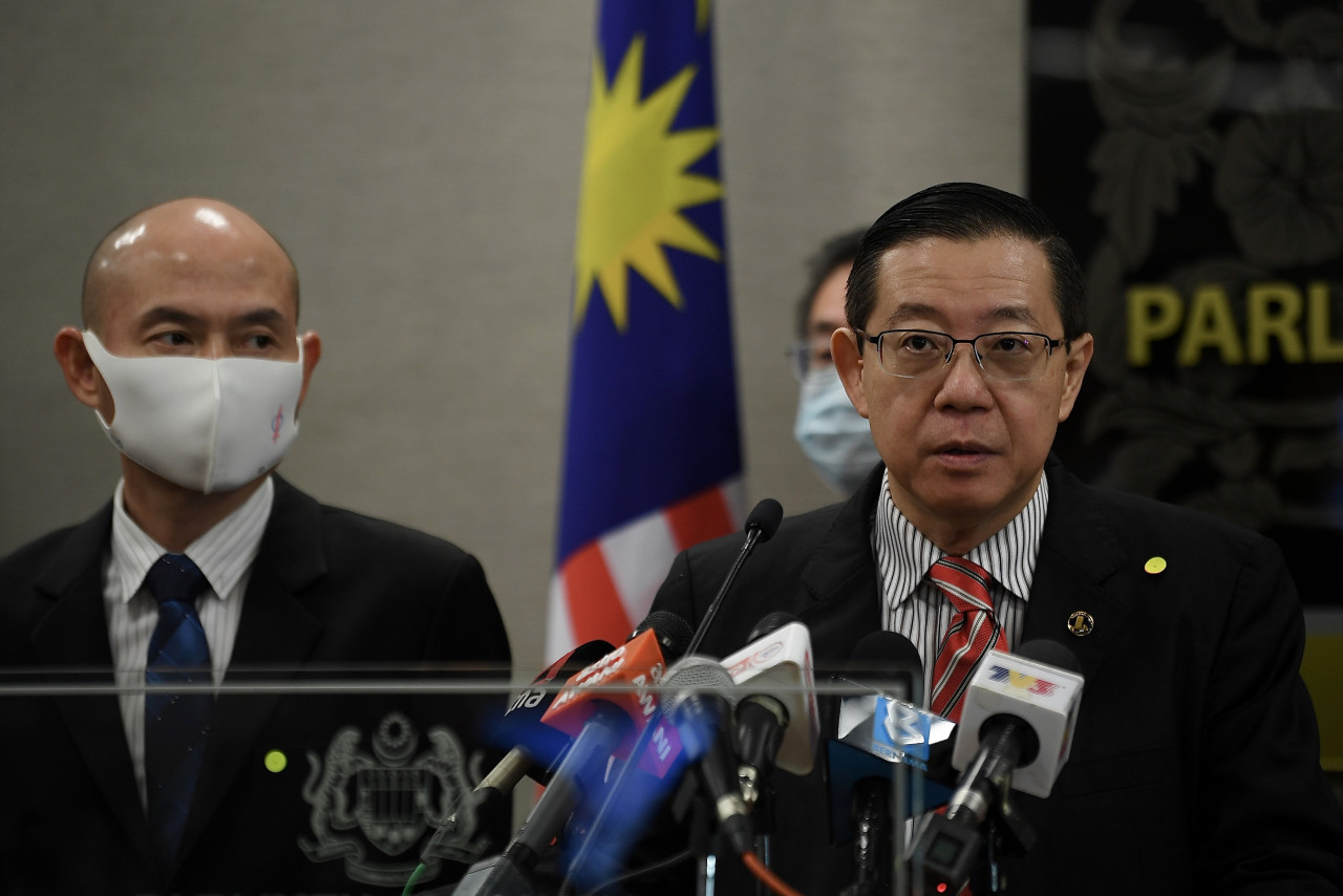 Former finance minister Lim Guan Eng has said there were indications that the two pipeline deals worth nearly RM10 billion were linked to 1MDB, alleging that he has documents to prove it. – Bernama pic, April 8, 2021