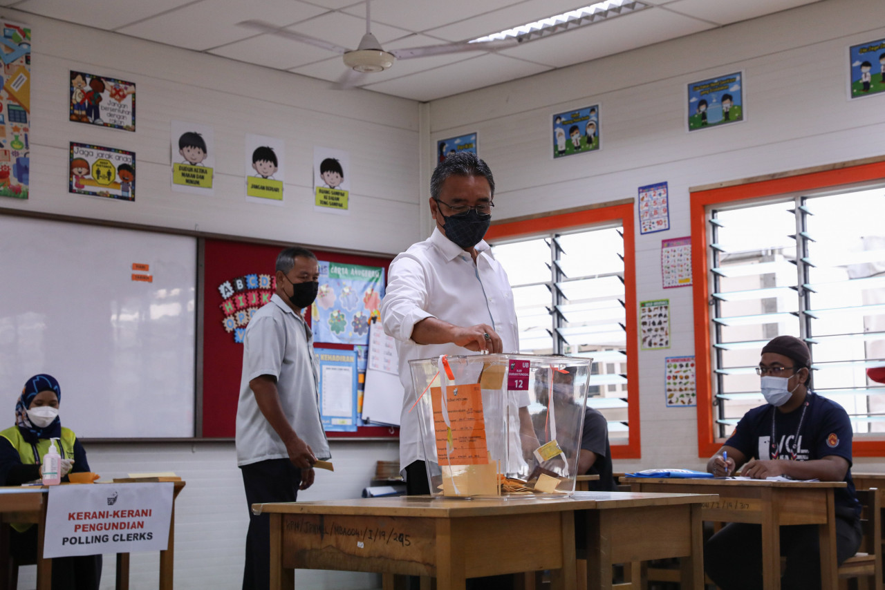 Pakatan Harapan’s chief ministerial choice Adly Zahari casts his vote at the SK Durian Tunggal voting centre. – ALIF OMAR/The Vibes pic, November 20, 2021
