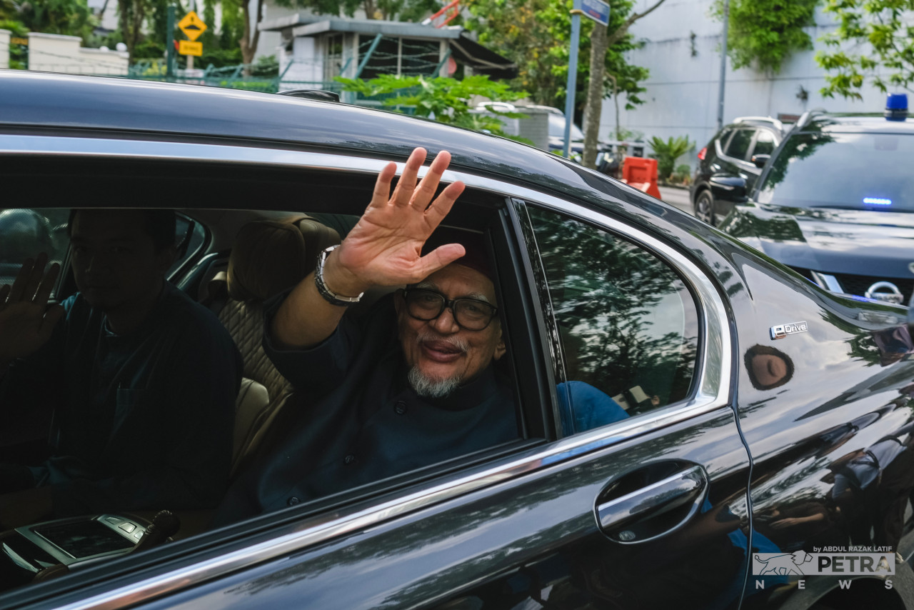 PAS president Tan Sri Abdul Hadi Awang is seen leaving Perikatan Nasional chairman Tan Sri Muhyiddin Yassin’s house this evening. – ABDUL RAZAK LATIF/The Vibes pic, November 20, 2022