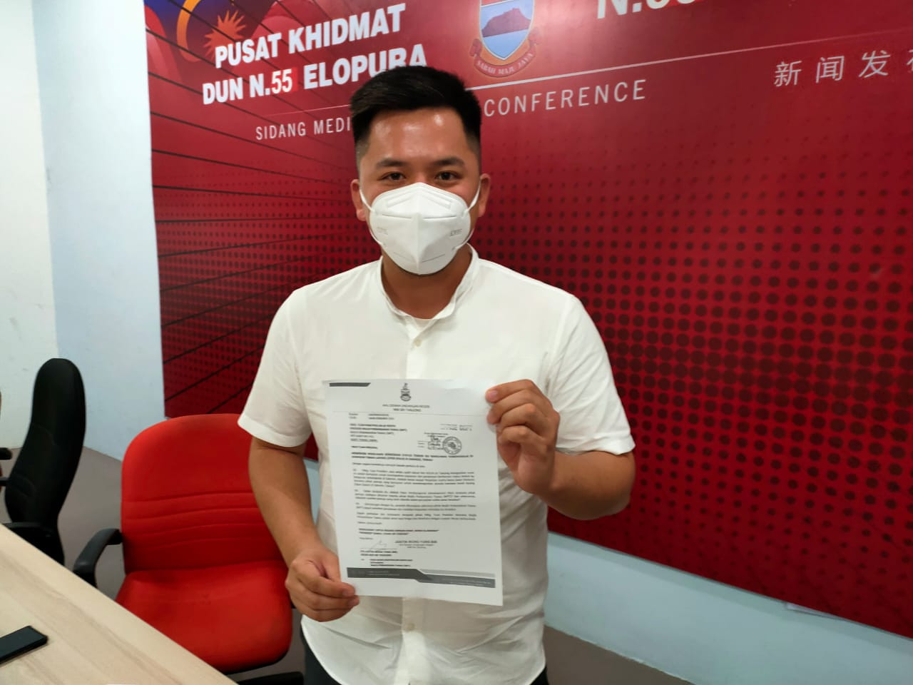 Justin Wong, with a document he says proves that the Sabah government had changed the status of the land from an open space to commercial land, which makes the law requiring a development plan to set aside 10% of open space inapplicable to this case. – REBECCA CHONG/The Vibes pic, December 20, 2021