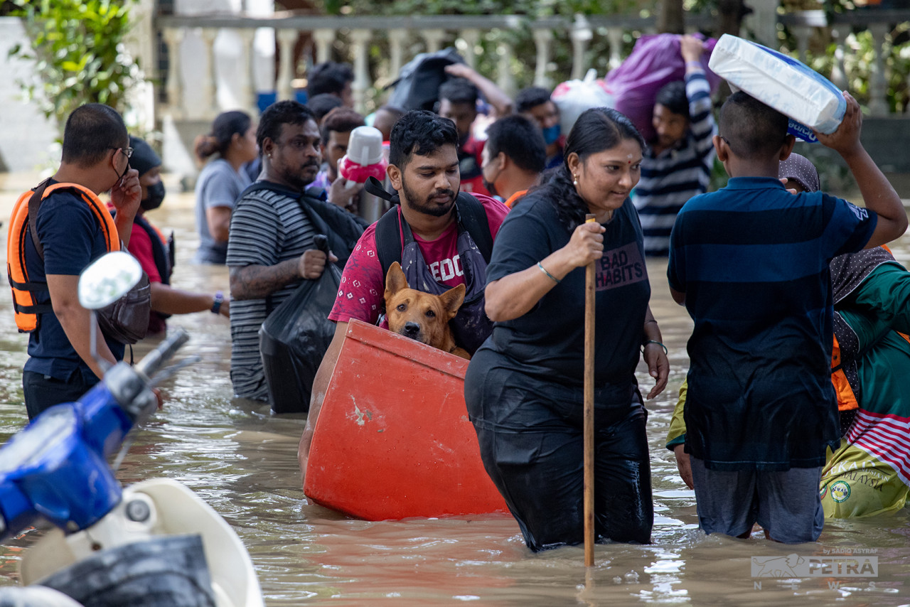 Social media has proven useful in organising donation drives to help flood victims, says Francis Yeoh from Majlis Tindakan Pengguna Negara, who rented a lorry and sourced food to distribute to Taman Sri Muda residents. – SADIQ ASYRAF/The Vibes pic, December 22, 2021