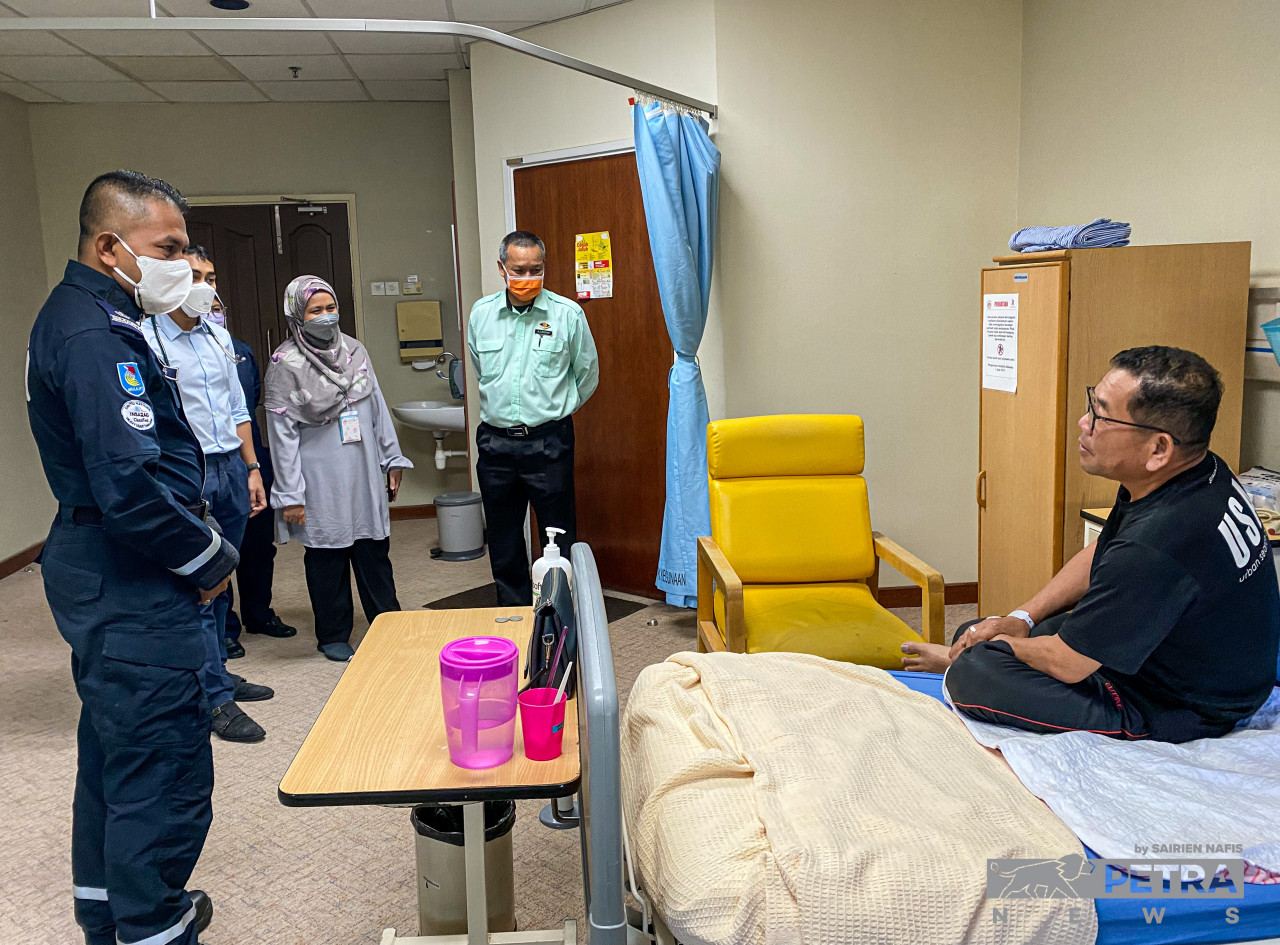 Visitors check up on Selangor Fire and Rescue Department director Datuk Norazam Khamis, who is receiving hospital treatment after suffering a minor stroke during the search-and-rescue operation at the Batang Kali landslide site. – SAIRIEN NAFIS/The Vibes pic, December 20, 2022