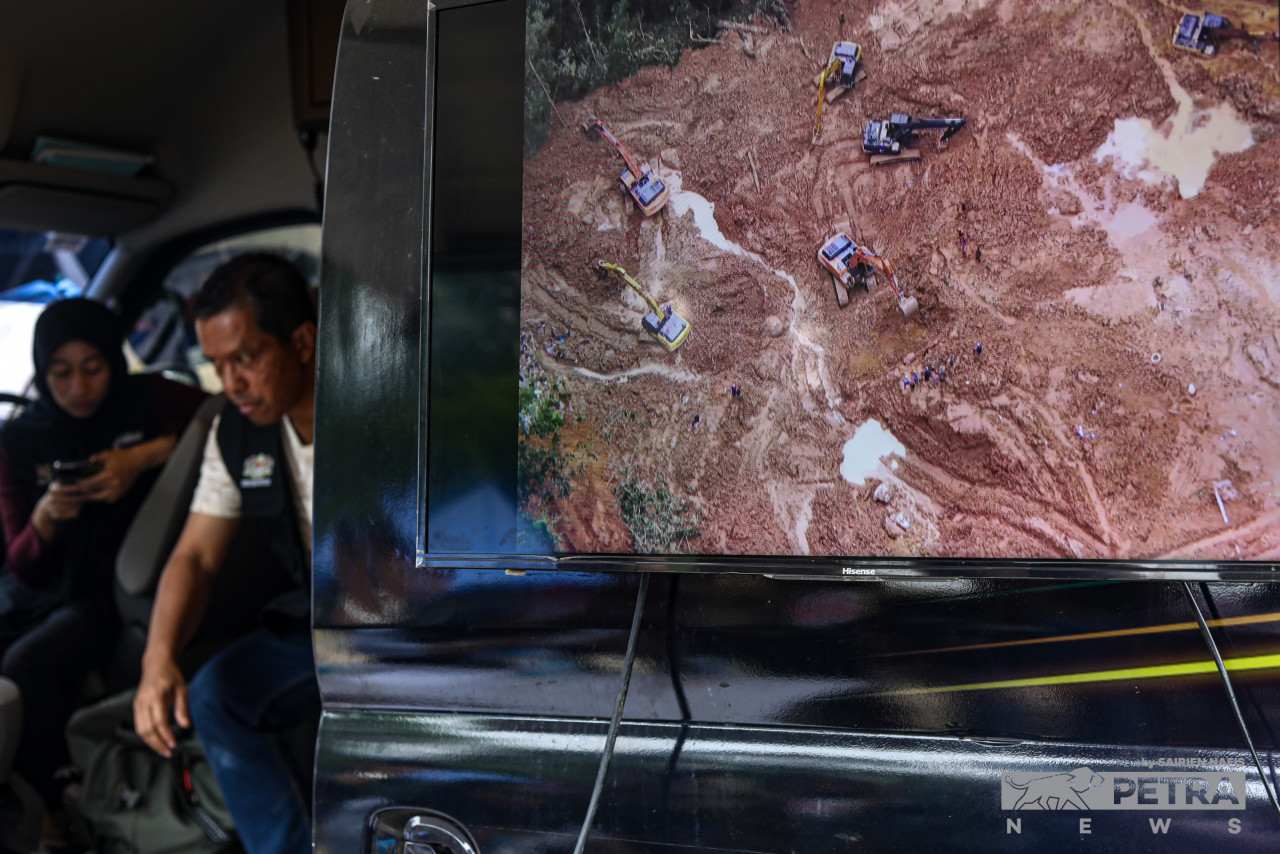 The Selangor Fire and Rescue Department says it will limit the number of personnel entering Sector C due to the risky conditions but assured that the team is determined to find all the remaining eight victims. – SAIRIEN NAFIS/The Vibes pic, December 21, 2022