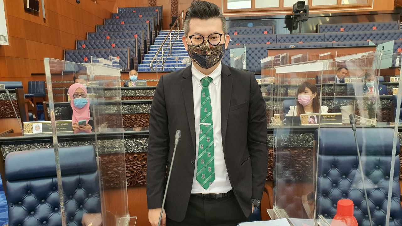 Bandar Kuching MP Dr Kelvin Yii says the AstraZeneca jab should be maintained as an opt-in, and at the same time, integrated into the MySejahtera app for registration purposes. – Twitter pic, May 27, 2021