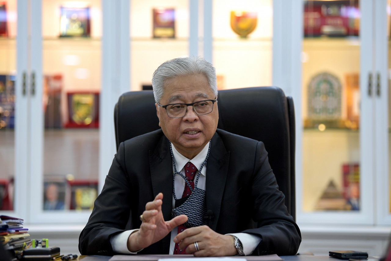 Senior Minister Datuk Seri Ismail Sabri Yaakob says the country will be able to transition to Phase 2 of the National Recovery Plan only when the graph of the number of new Covid-19 cases shows a horizontal trend. – Bernama pic, June 27, 2021