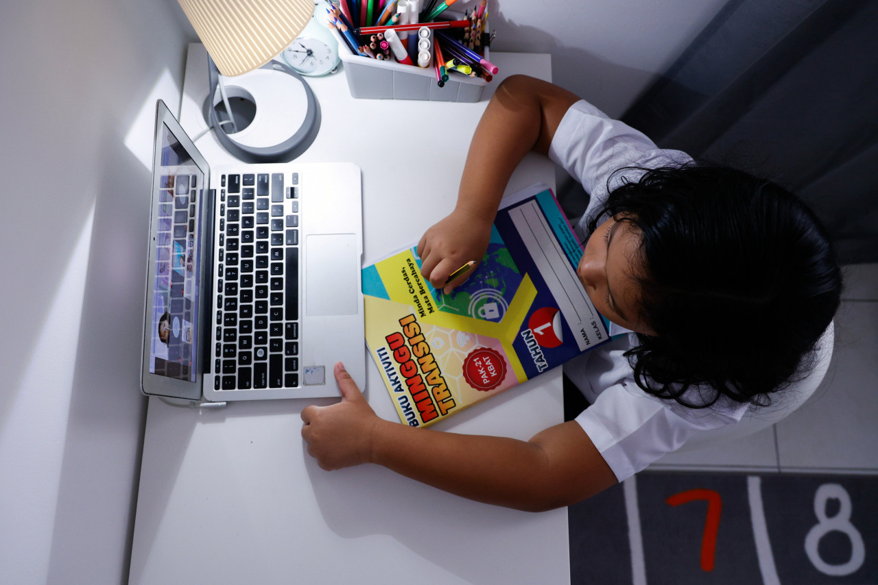 Some parents with schoolchildren are being forced to max out and top up their mobile data to allow their kids to attend online lessons, in addition to supporting their work-from-home and entertainment needs. – Bernama pic, March 22, 2021